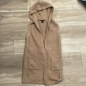 Tahari women’s sleeveless beige sweater with hood size M